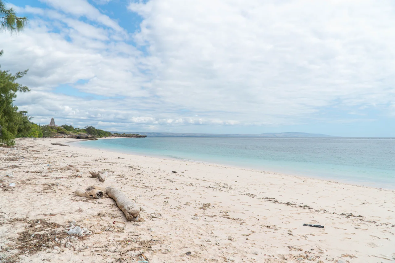 White sand, calm water and a wide sky at Puru Kambera Beach