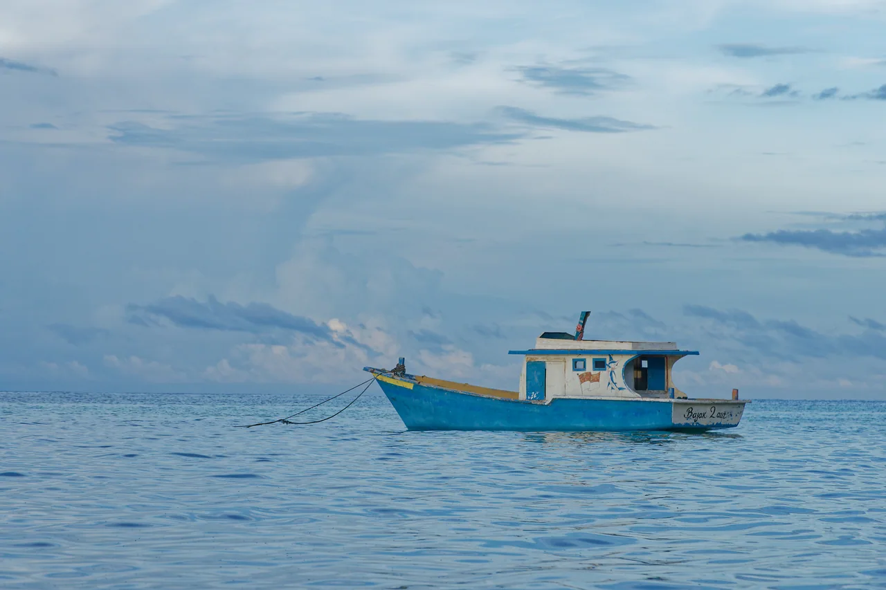 A blue fishing boat on the sea at Walakiri